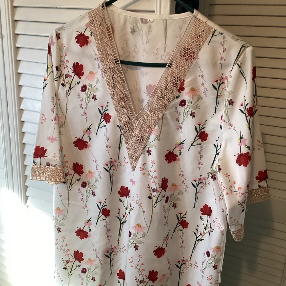 Ladies floral pullover tunic with V-neck and crochet trim, size large
